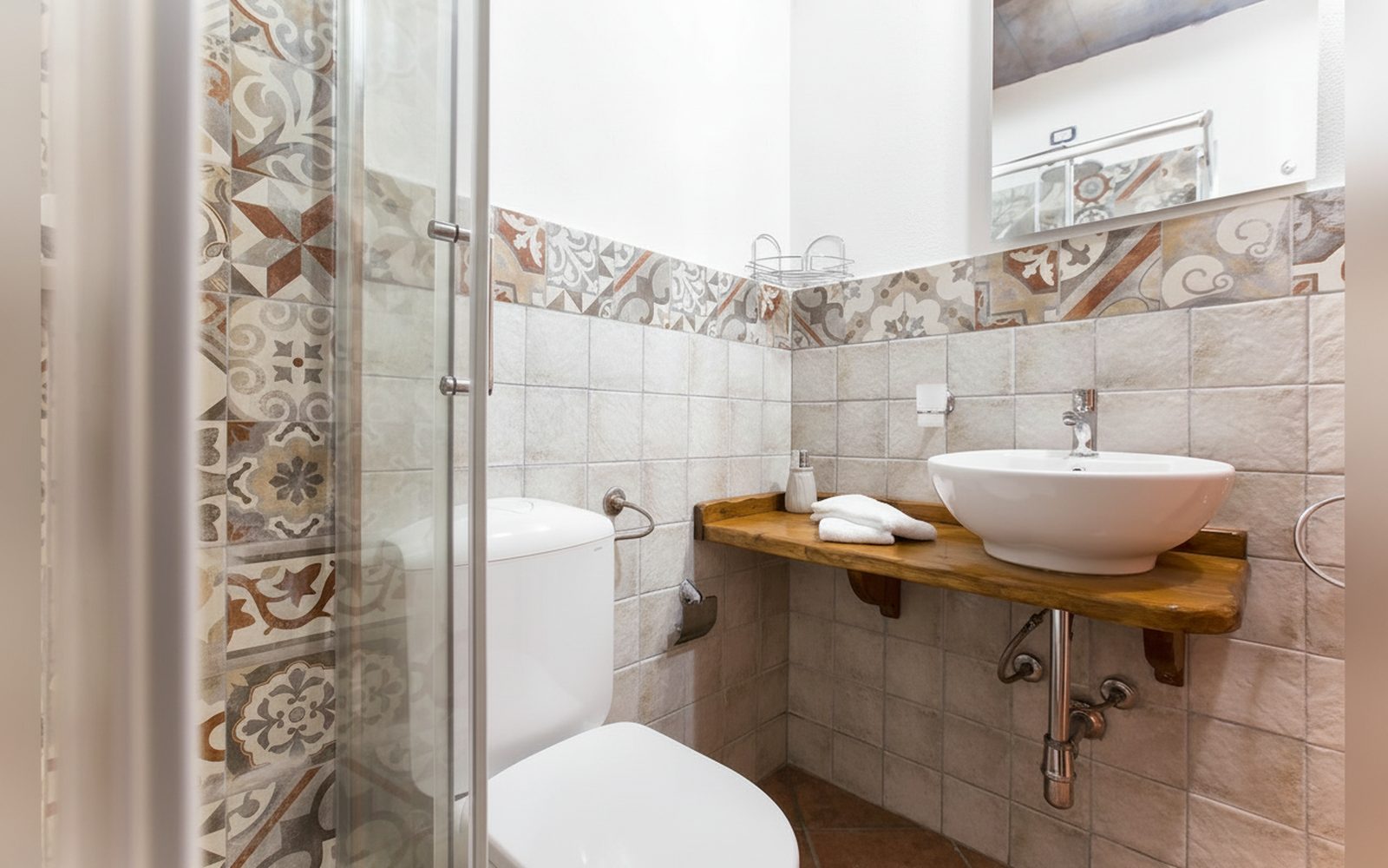 Bagno con piastrelle decorate — Casal Paternò