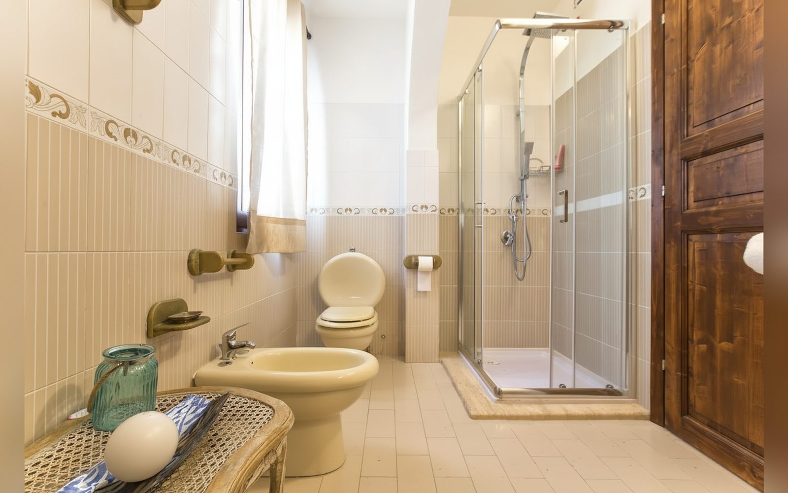 Bagno con doccia e bidet — Casal Paternò