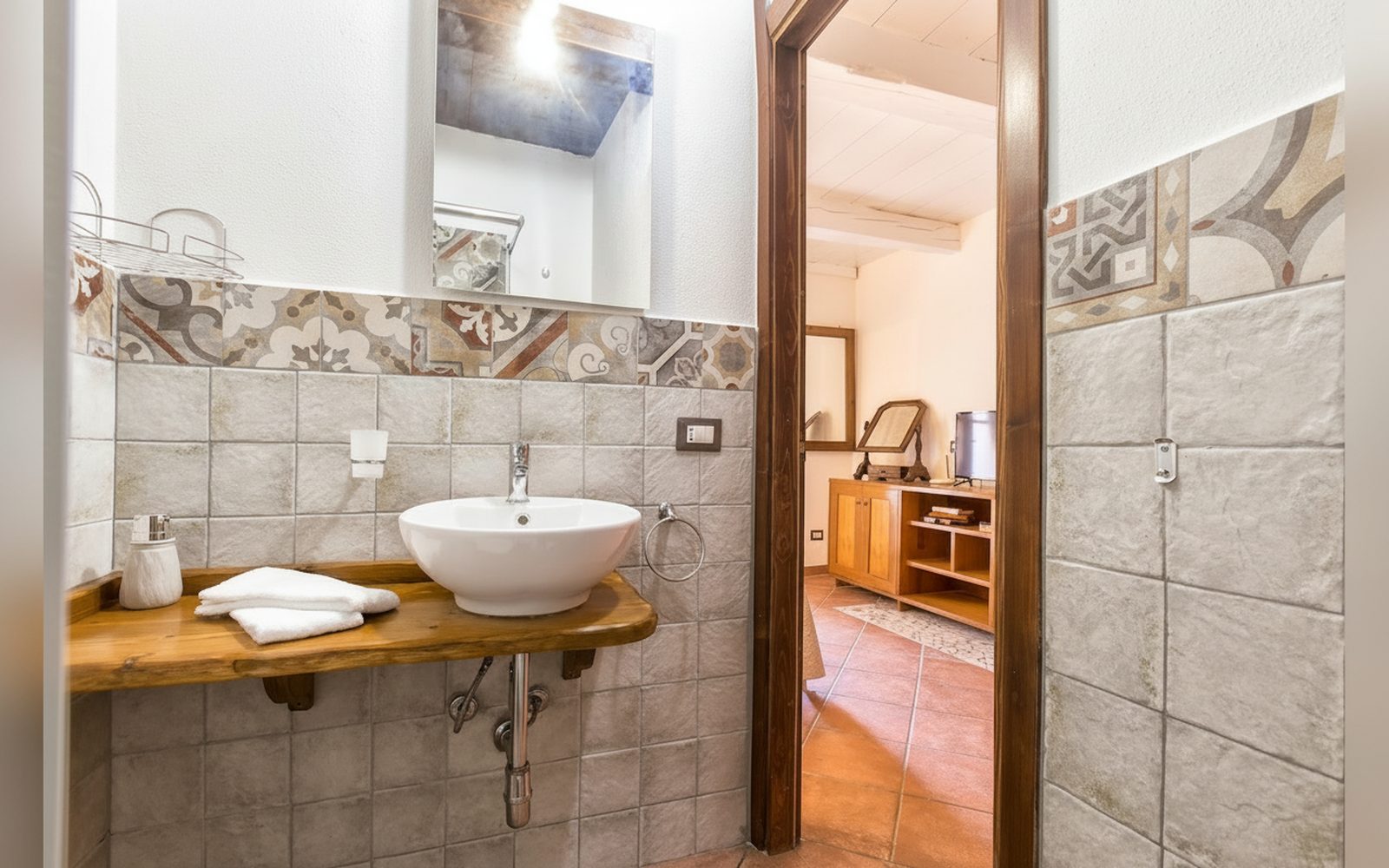 Bagno con lavabo in appoggio — Casal Paternò