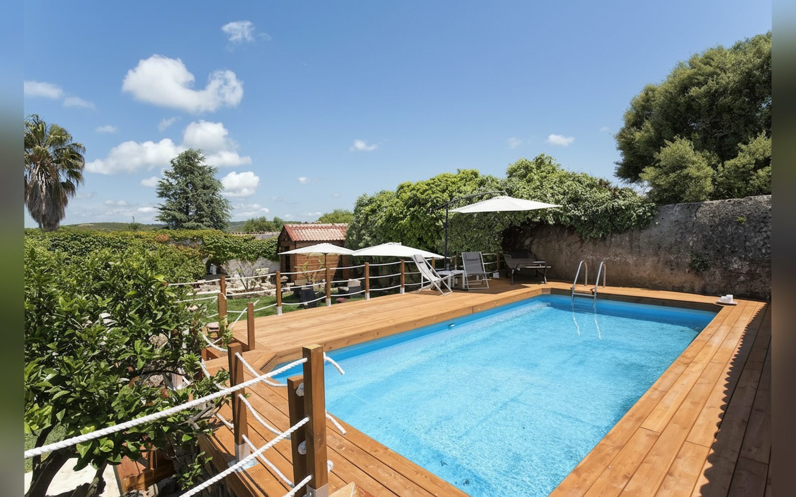 La piscina tra il verde — Casal Paternò