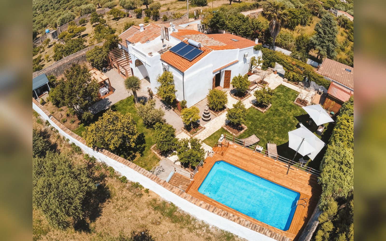 La proprietà e la piscina viste dall'alto