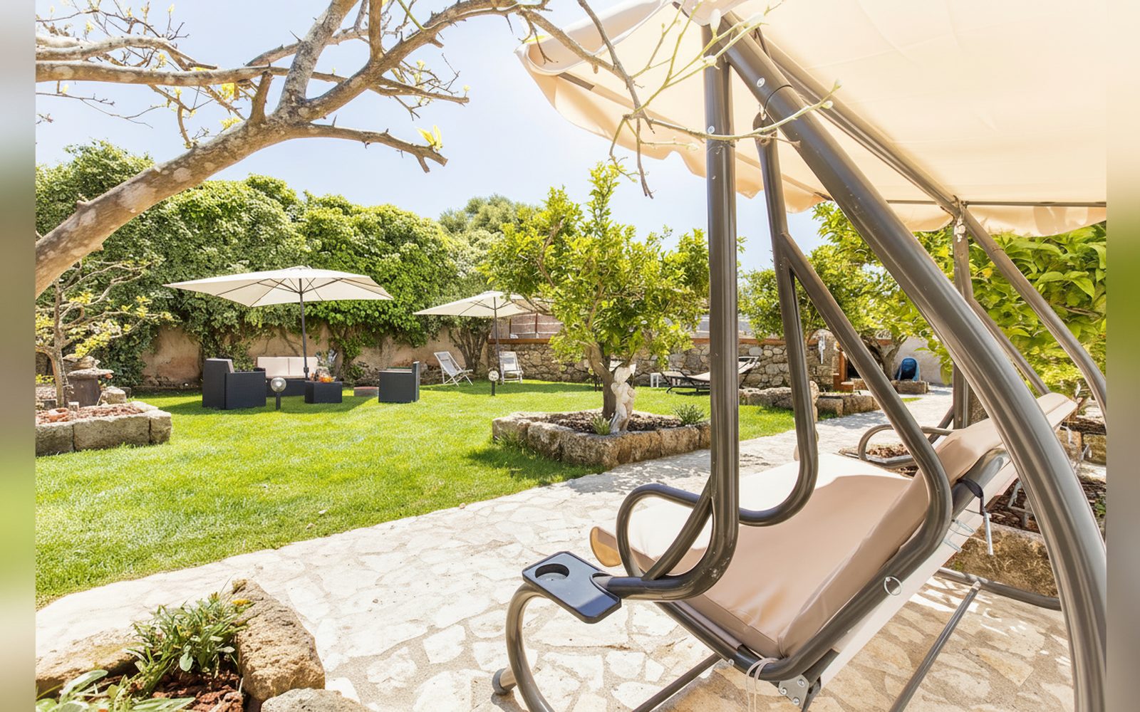 Il dondolo in giardino — Casal Paternò