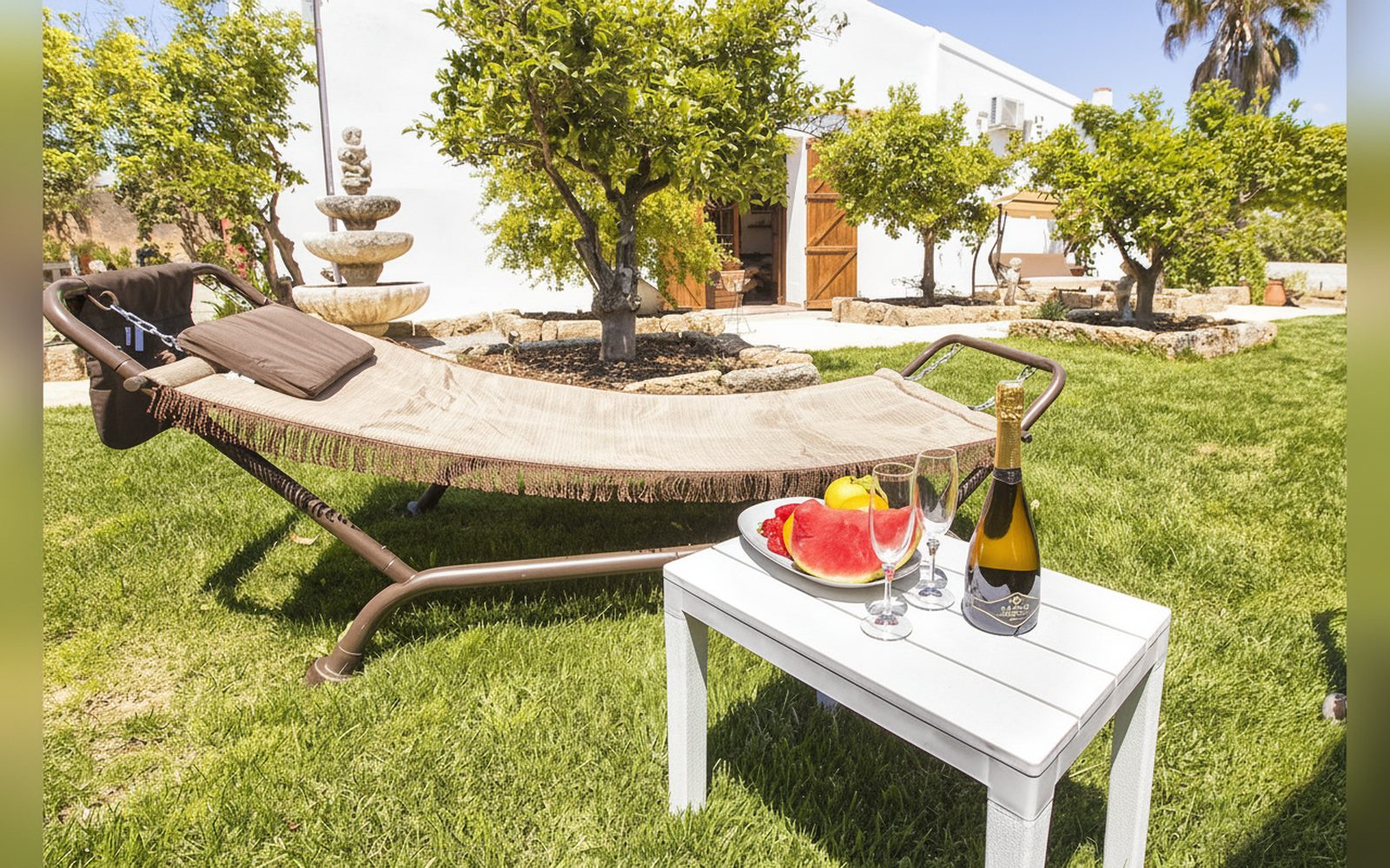 Relax sul prato all'ombra degli alberi — Casal Paternò