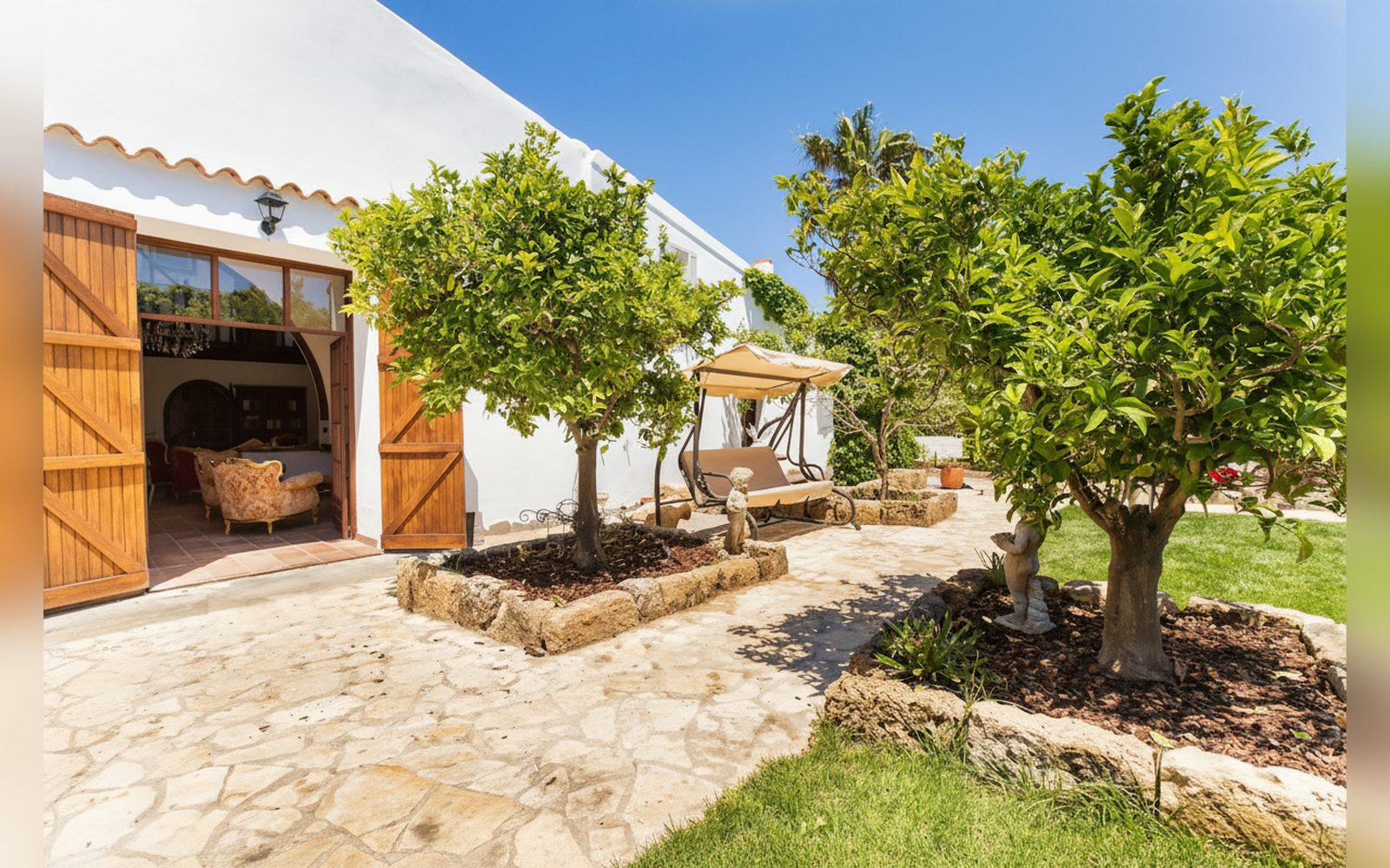 Le porte della casa aperte sul giardino — Casal Paternò