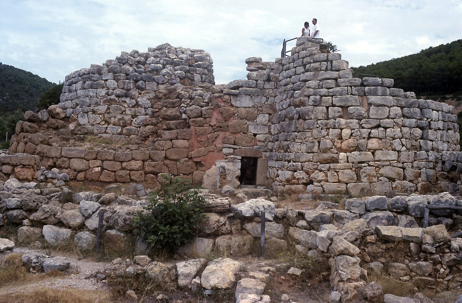 Il corpo centrale in pietra calcarea e arenaria del Nuraghe di Palmavera, vicino ad Alghero