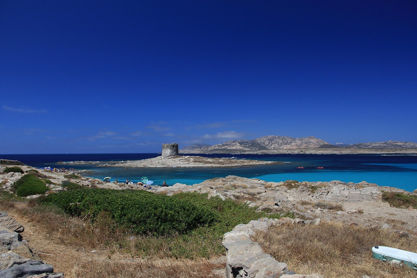 La torre della Pelosa sull'isolotto davanti alla spiaggia di Stintino, con l'isola dell'Asinara sullo sfondo