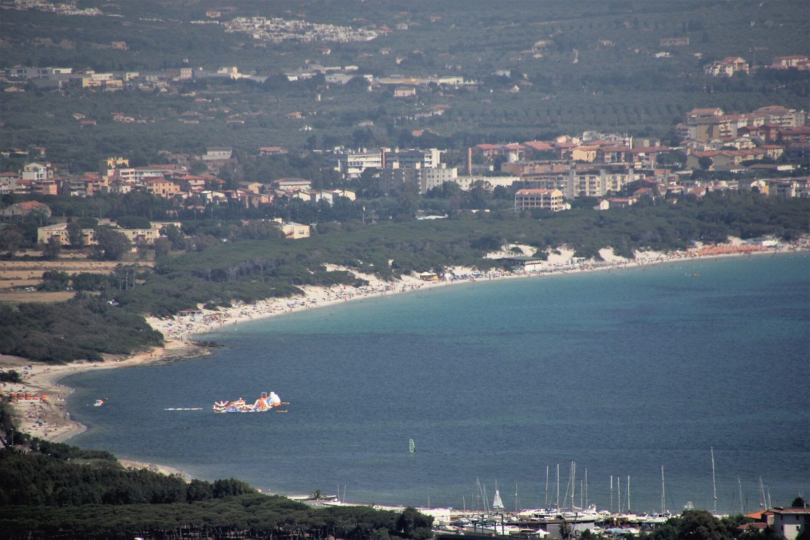 La lunga spiaggia di Maria Pia con le dune e la pineta alle spalle, vista dall'alto verso Alghero