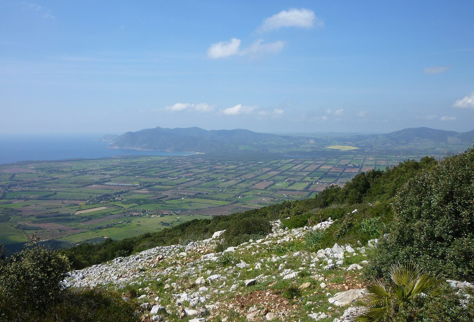 Vista primaverile dal Monte Doglia sulla piana della Nurra, con la baia di Porto Ferro e il mare sullo sfondo
